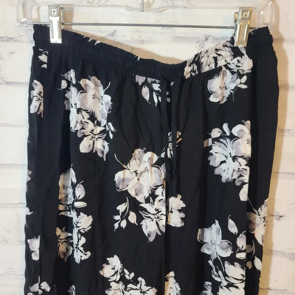 Simply Vera Floral Lightweight Capri Pants Med - Picture 5 of 5